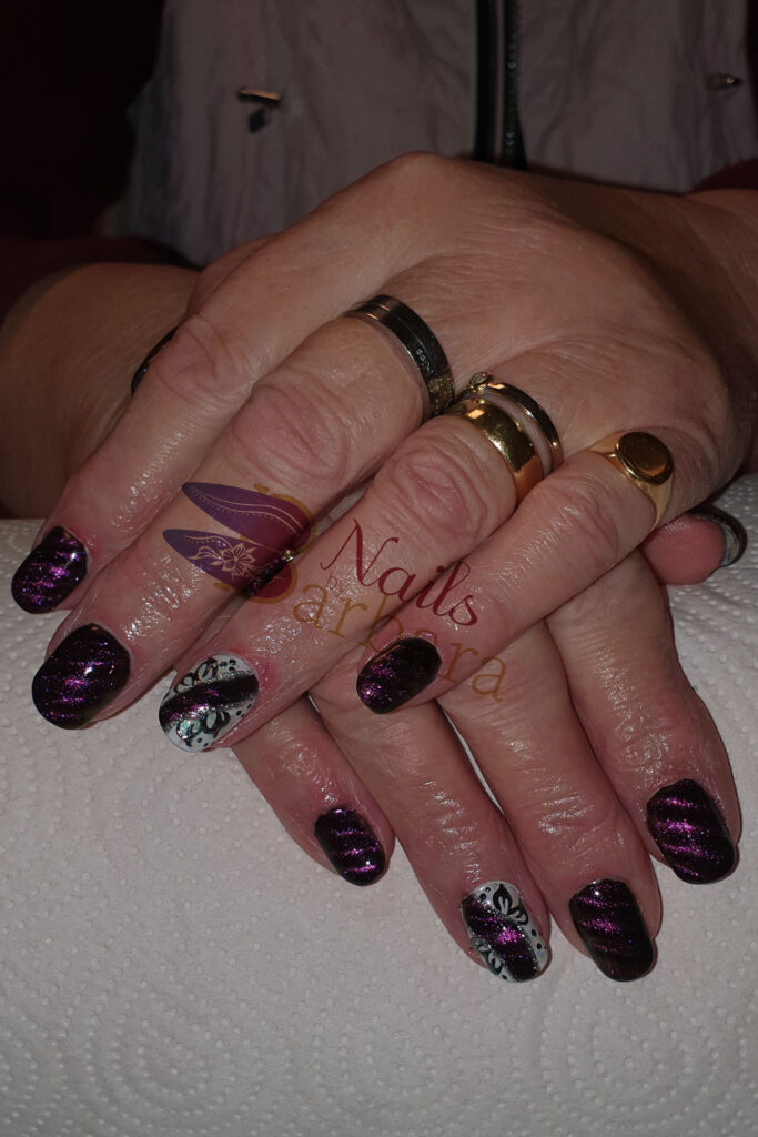 Magnet-Nails Violett, Ringfinger Handgemalt